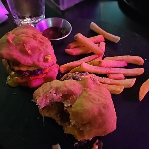 Hamburguesa de Hojaldre con Puerco Ahumado y crema de Aguacate y Mango con papas Fritas (2 und)