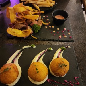 croquetas de pixbae rellenas de queso / atras -> chicharrones
