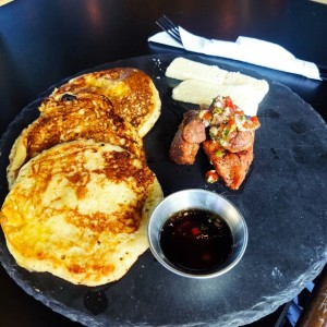 pancake de maiz nuevo, mermelada de saril y puerquito