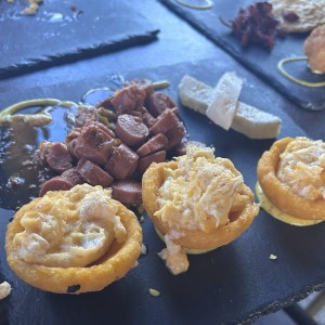 Canastas de tortilla con salchichas guisadas