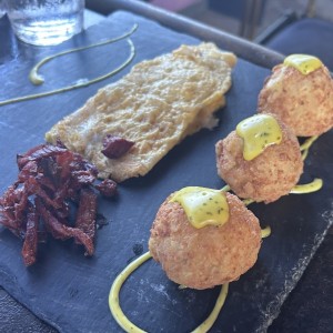 Croquetas de yuca rellenas de queso con omelette