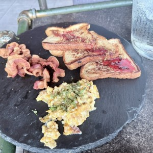 Tostadas, bacon y huevo