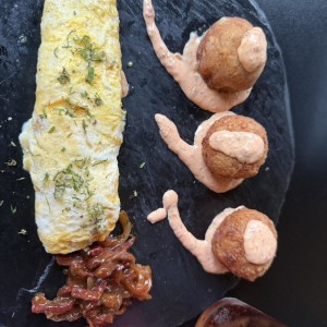 Croquetas de yuca, omelette y tasajo