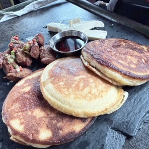 Pancake de maiz, queso blanco y lechona