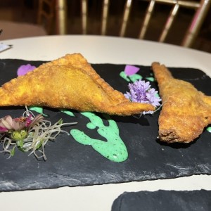 Empanadas de wanton rellenas de pescado al escabeche