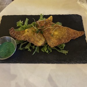 Empanadas de wanton rellenas de pescado