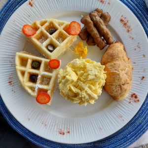 Waffles Huevos revueltos salchicha y Croissant