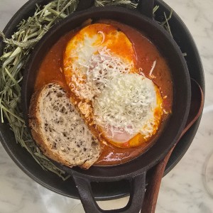 huevos shakshuka con queso feta