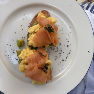 Tostada de aguacate