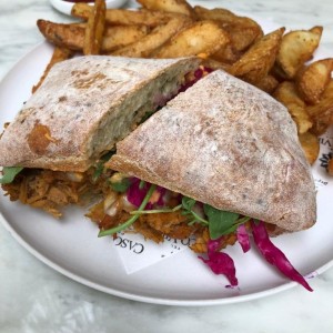 Ciabatta de cerdo con encurtido y papas bravas