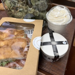 Emparedado de Salmon, sopa de zapallo y frappe de cainilla 