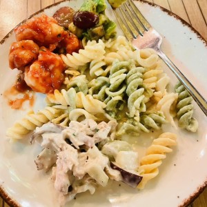 Camarones, pasta, ensaladas.