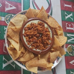 Queso fundido con chorizo y totopos