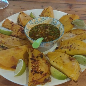 Bandeja de Quesibirrias