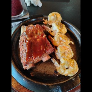 Costillas y langostinos 