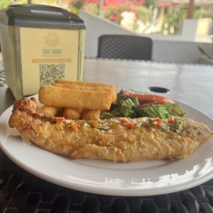 Pargo frito con Yuca