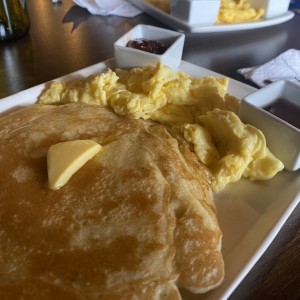 Pancakes con huevos revueltos y mermelada ??