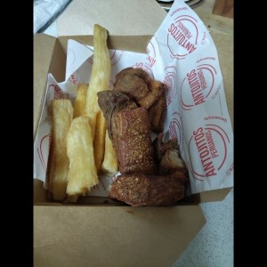 Chicharrones con yuca frita