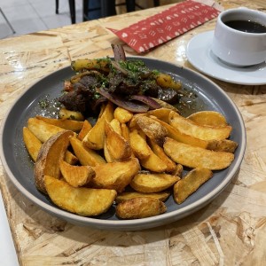 Lomo Salteado y cafe