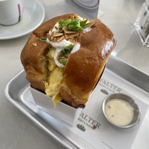 SCRAMBLED EGG BURRATA & PESTO