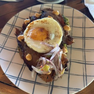 Tostada de Brisket a Caballo