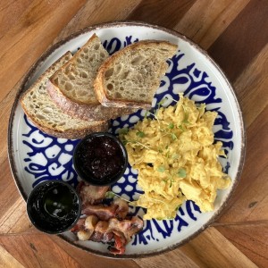 Desayuno americano con pan de masa madre