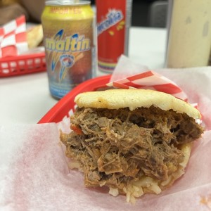 Arepa carne mechada