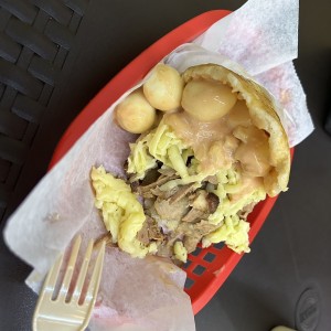 Arepa con pernil, gouda y huevitos de codorniz