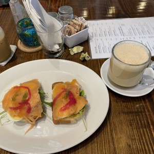 Tostadas de salmon y capuchino grande