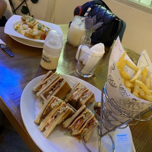 Club sandwich incluye las papitas, mi amiga pidio pasta en salsa blanca con pollo