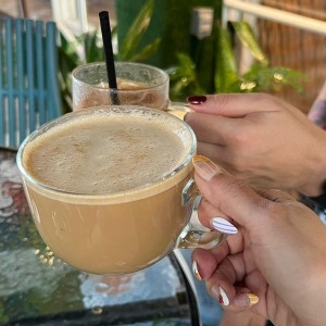 Iced latte y cappuccino con bebida de almendra