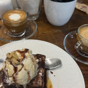 Brownie con helado y cortado