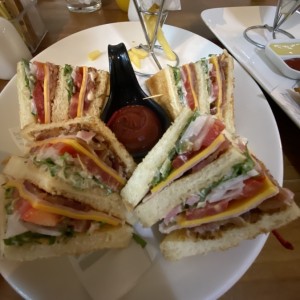 Platos Fuertes - Club Sandwich