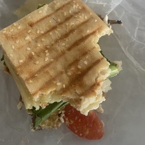 Panini con queso mozzarella, feta y berenjena
