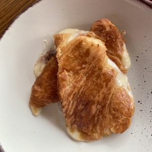 Croissant relleno queso mozzarella