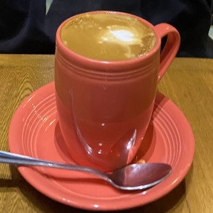 Cafe americano con leche mediano