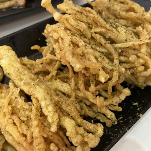 Hongos Enoki fritos