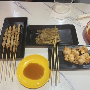 Brochetas de pollo, hongos y wanton de camarones.