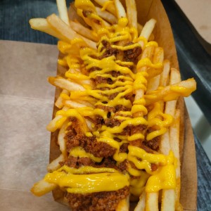 Papas con chili y queso