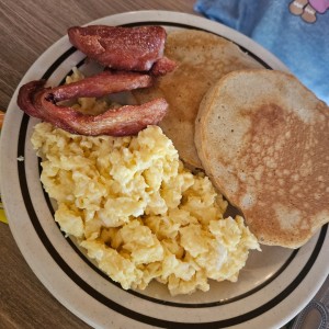 pancakes con huevo y extra de tocino