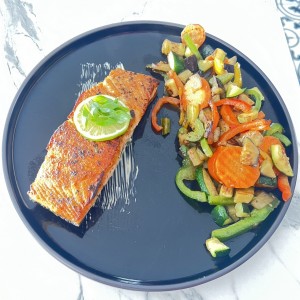 Salmon a la parrilla con vegetales 