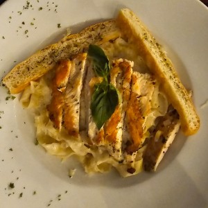PASTA ALFREDO CON POLLO
