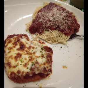 Spaguetti y pechuga de pollo parmesana