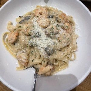 Pasta con salsa de hongos y camarones