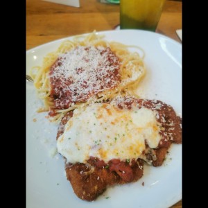 Spaguetti con pollo gratinado