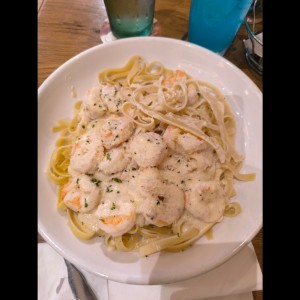 shrimp fetuccini en salsa Alfredo