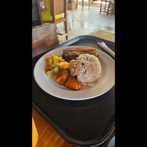 Arroz Blanco + Puerco ahumado + ensalada de papa + plátano tentación + menestra del día.