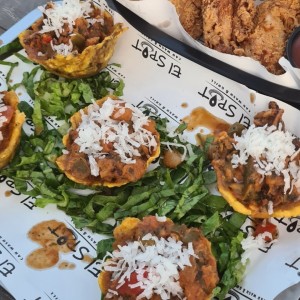 Patacones rellenos con marisco