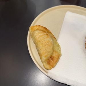 Empanada de yuca relleno de pollo