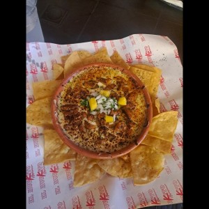Queso fundido con totopos